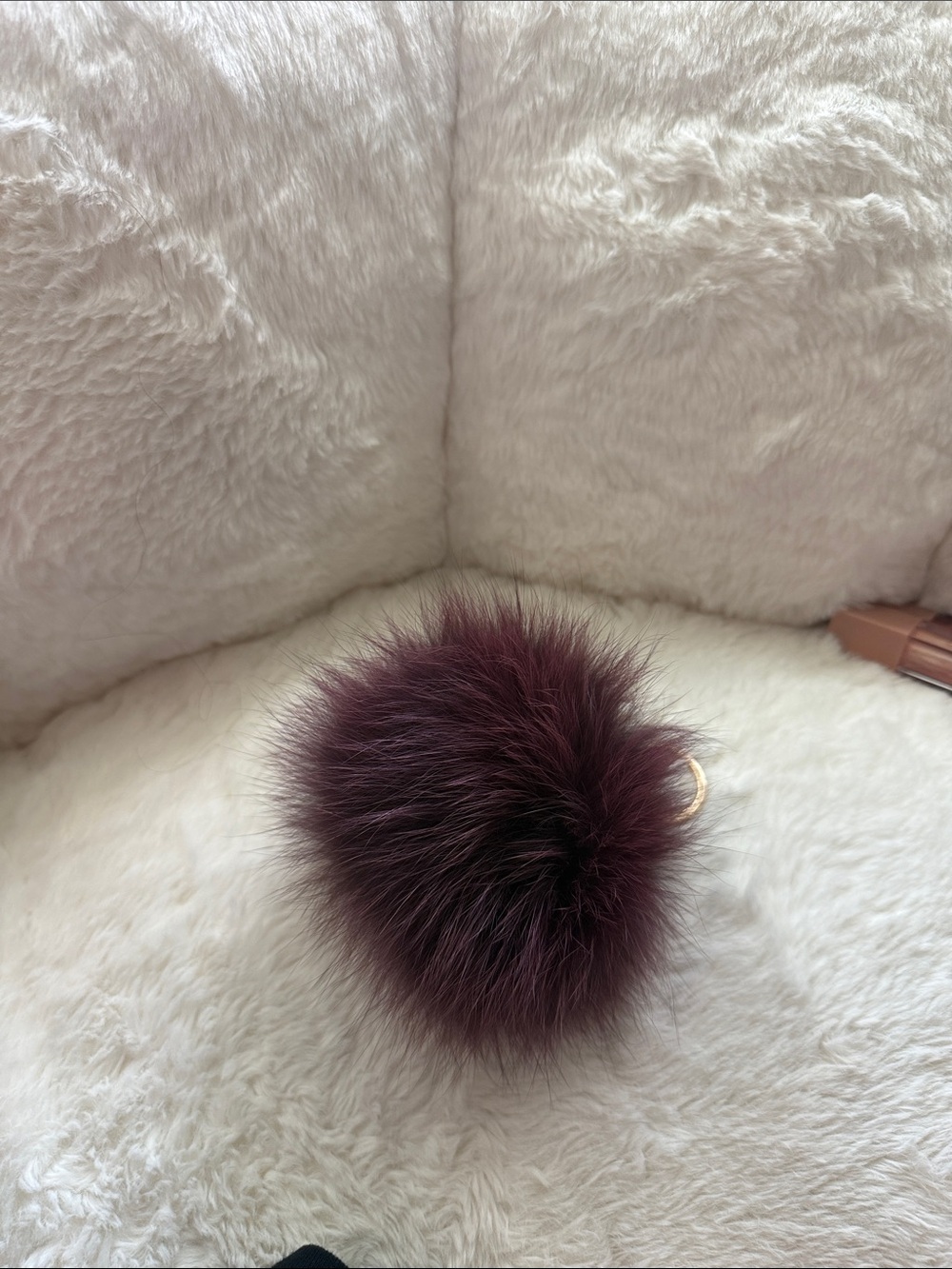 Keychain maroon cranberry dark red pom Pom fluffy faux fur soft key chain pompom - Picture 2 of 2